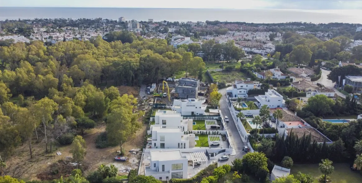 Sale of detached villa in New Golden Mile 6