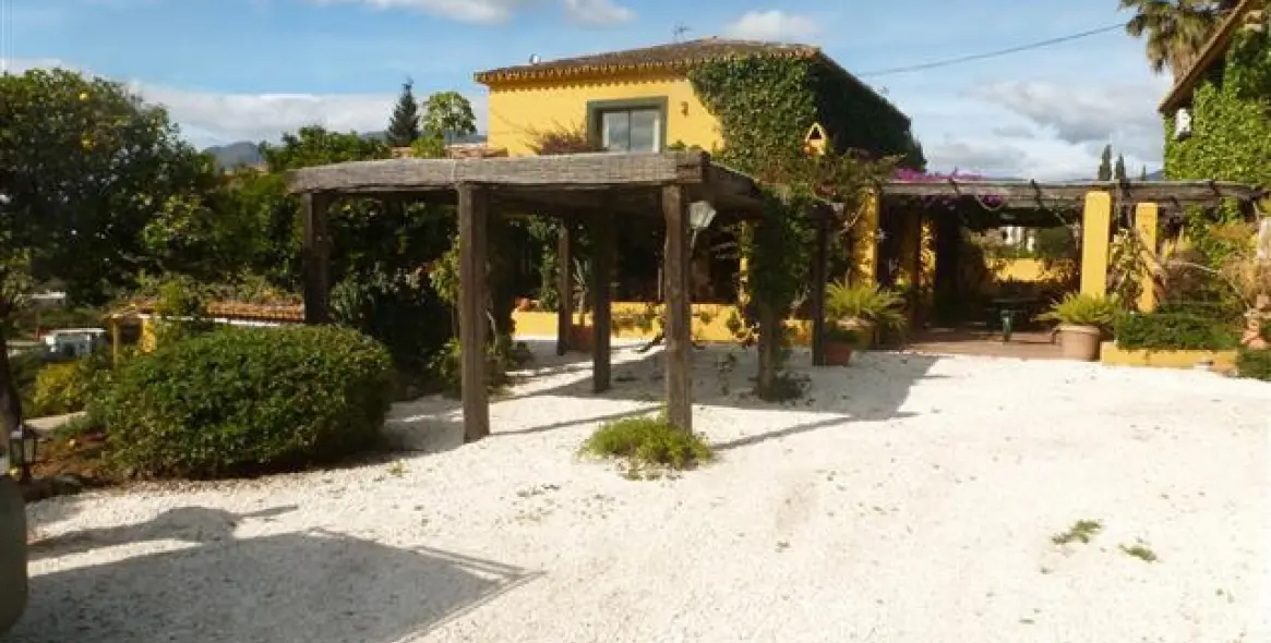 Venta de villa independiente en Estepona 1