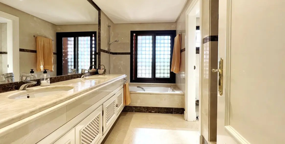 Long-term rent of penthouse duplex in Nueva Andalucía 6