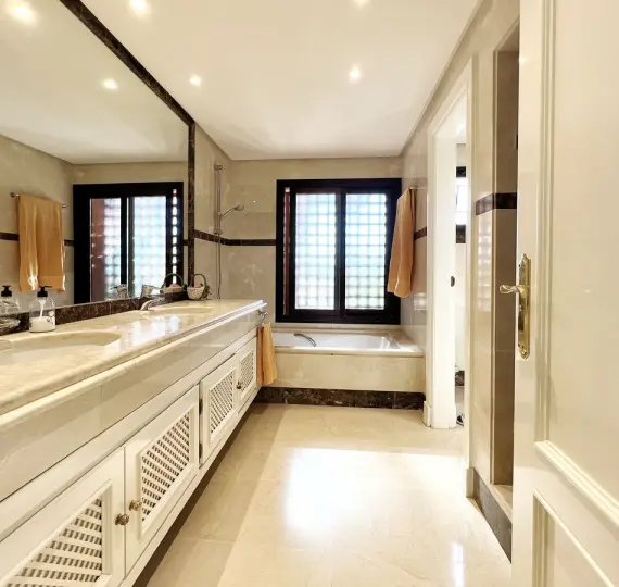 Long-term rent of penthouse duplex in Nueva Andalucía