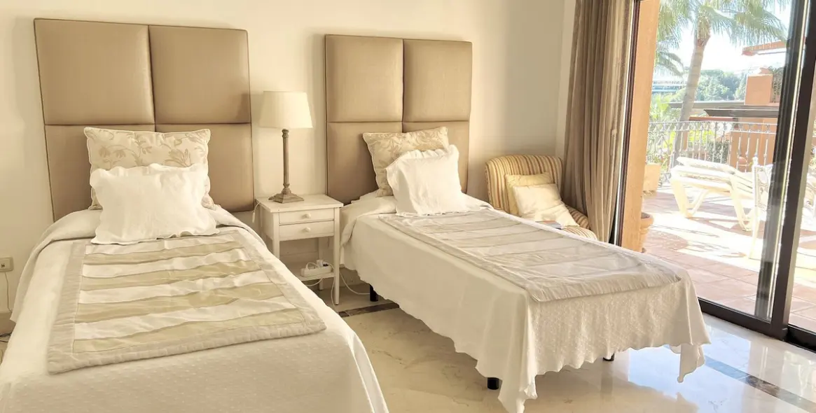 Long-term rent of penthouse duplex in Nueva Andalucía 11