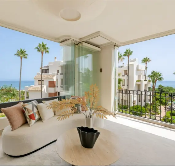 Venta de apartamento en planta media en New Golden Mile