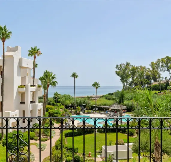 Venta de apartamento en planta media en New Golden Mile