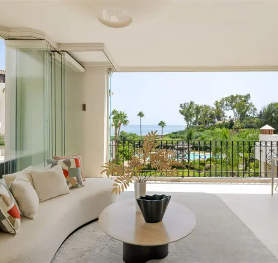 Venta de apartamento en planta media en New Golden Mile