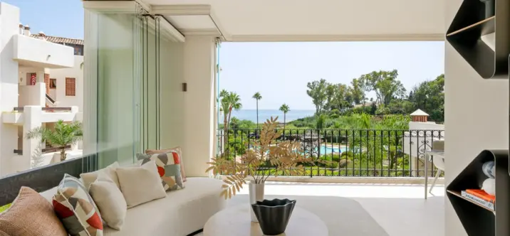 Venta de apartamento en planta media en New Golden Mile 2