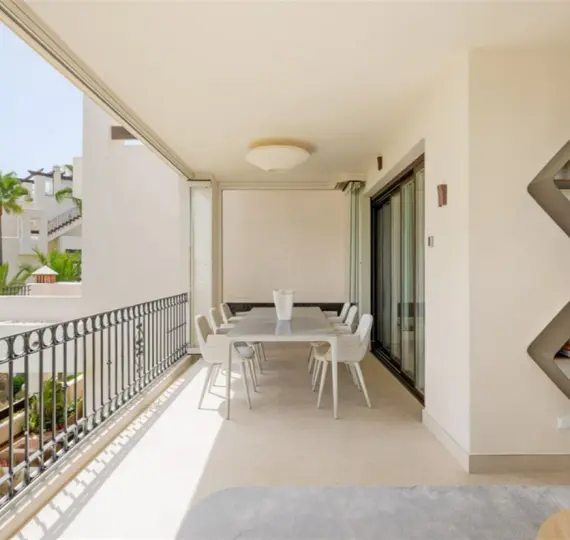 Venta de apartamento en planta media en New Golden Mile