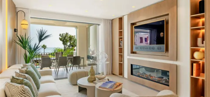 Venta de apartamento en planta media en New Golden Mile 4