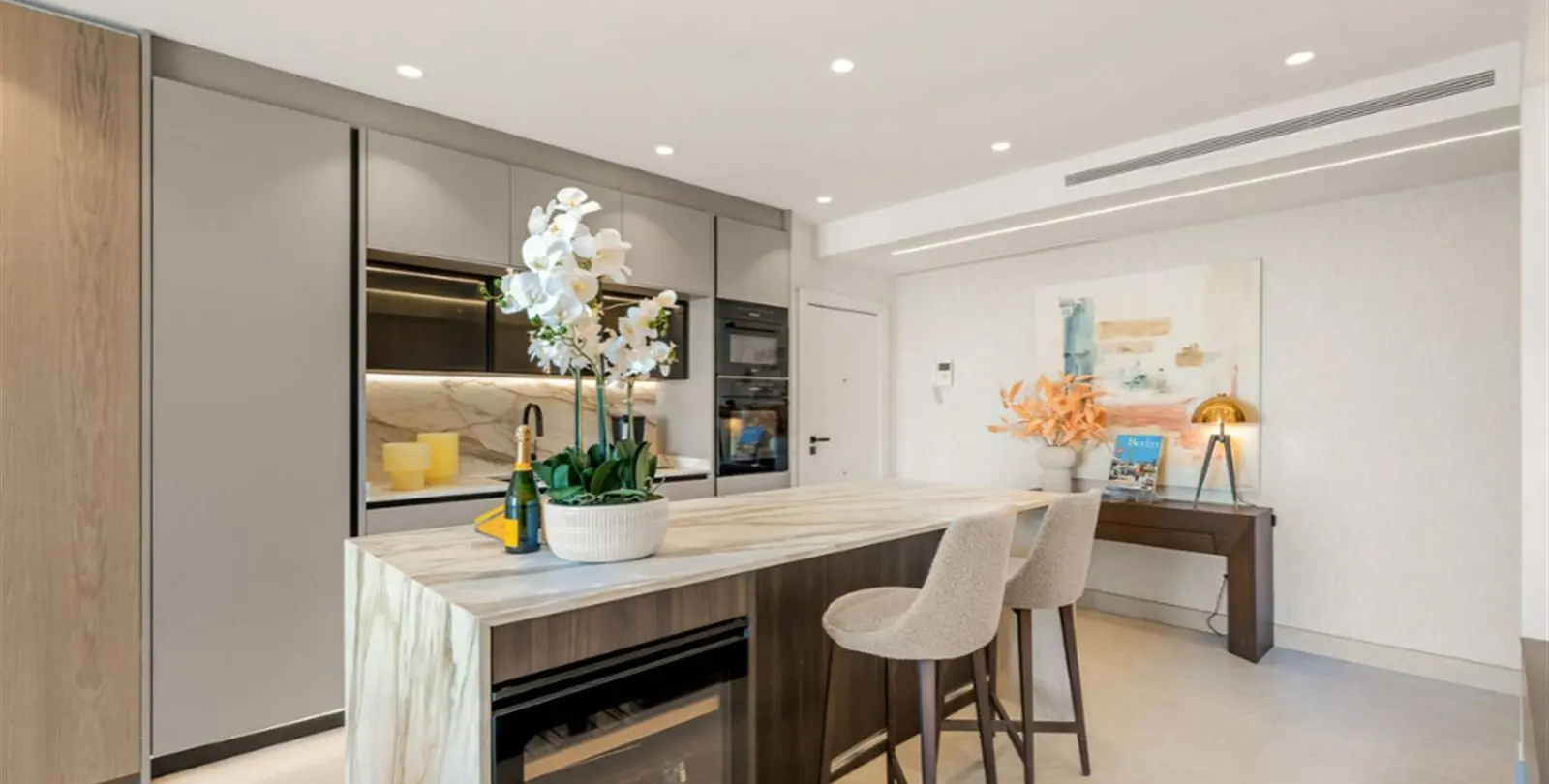 Продажа апартаментов на среднем этаже в New Golden Mile 7