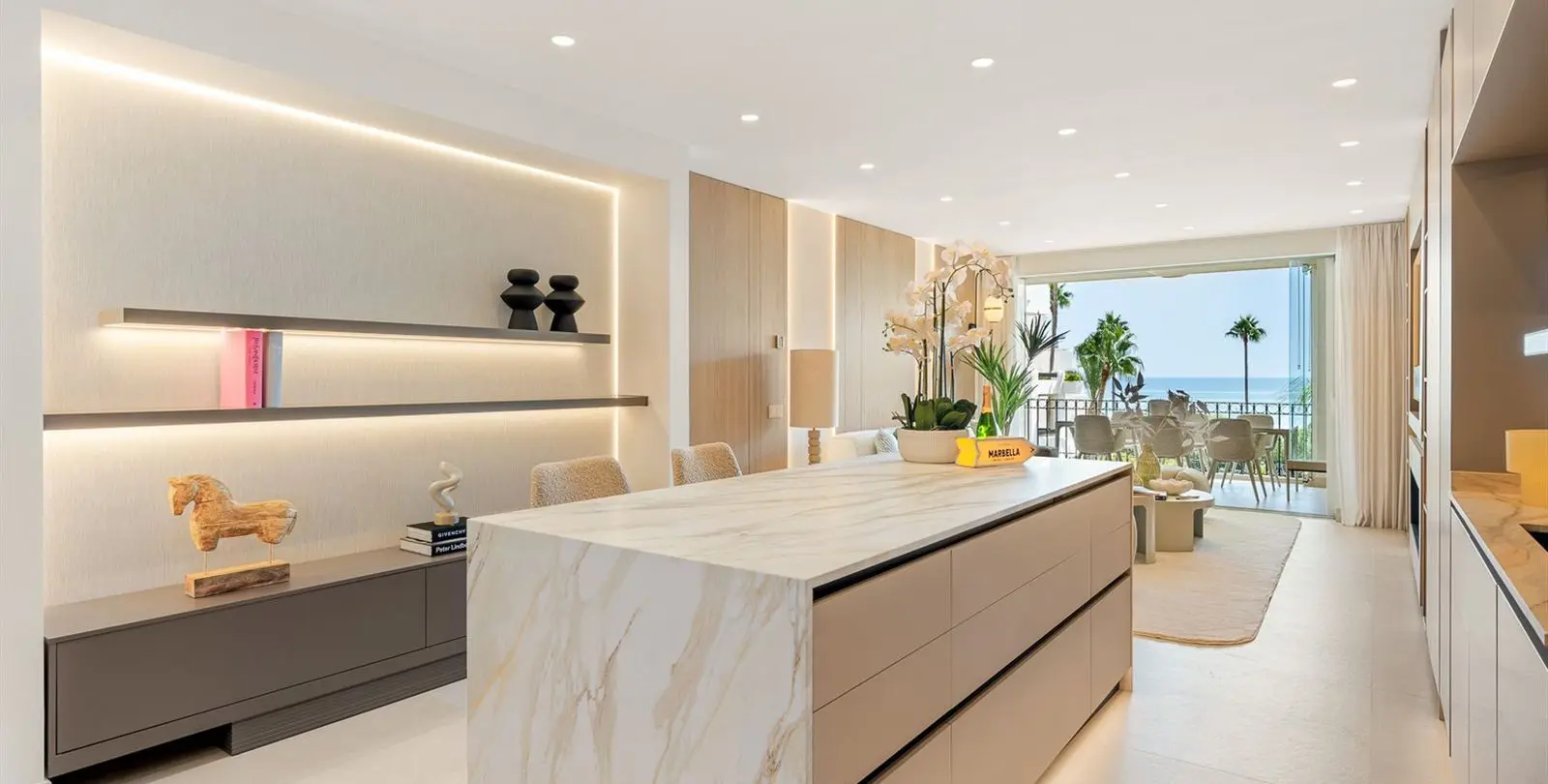 Продажа апартаментов на среднем этаже в New Golden Mile 8