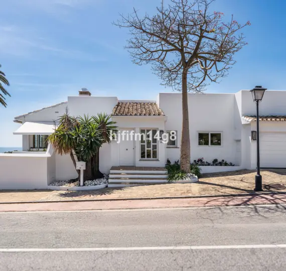 Venta de villa independiente en Nueva Andalucía