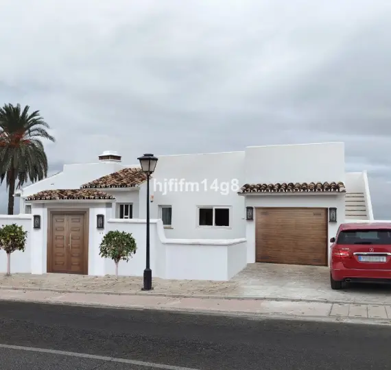 Venta de villa independiente en Nueva Andalucía