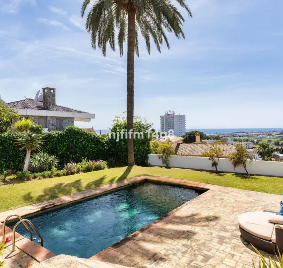 Venta de villa independiente en Nueva Andalucía