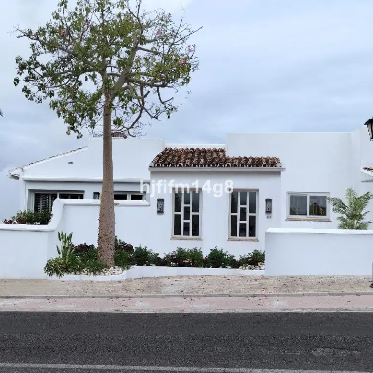 Venta de villa independiente en Nueva Andalucía