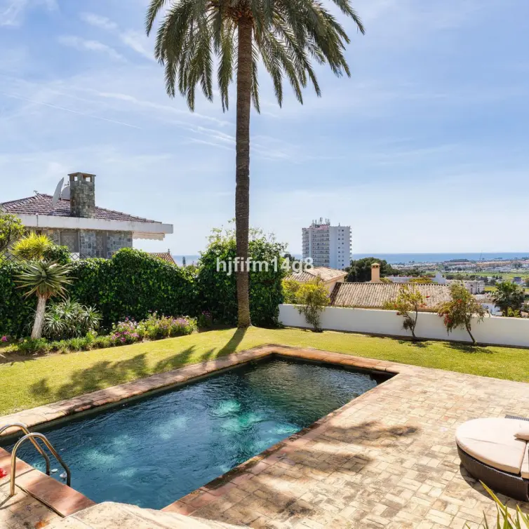 Venta de villa independiente en Nueva Andalucía