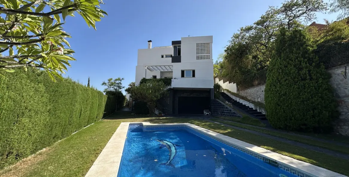 Sale of detached villa in Cerrado de Calderón 1