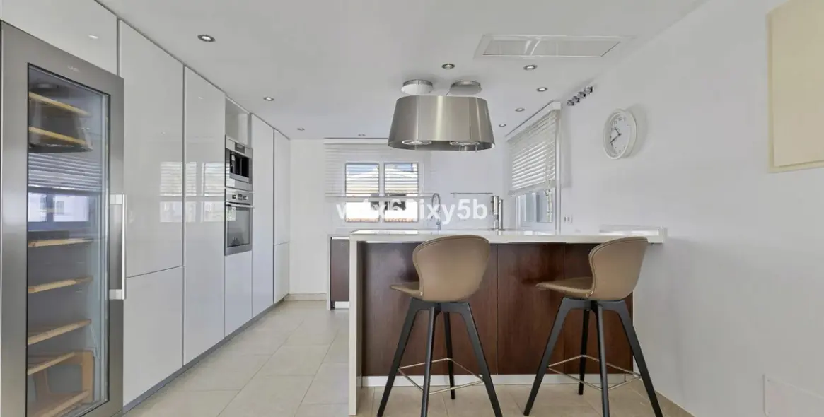 Sale of penthouse in Estepona (district Estepona) 2