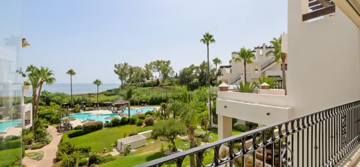Venta de apartamento en planta media en Estepona 2