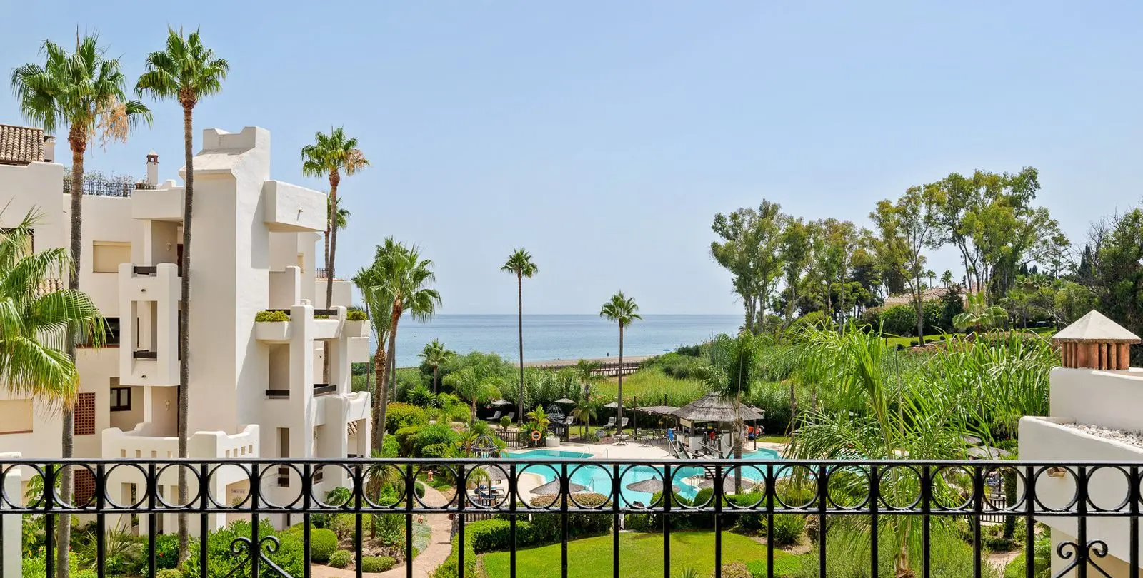 Venta de apartamento en planta media en Estepona 2