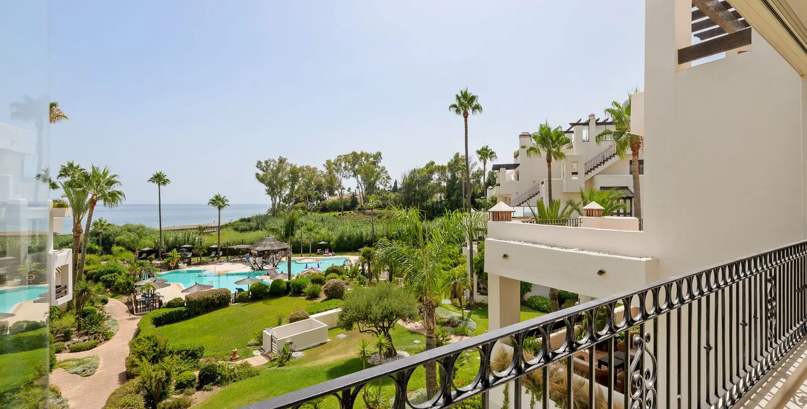 Venta de apartamento en planta media en Estepona 3