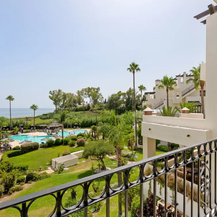Продажа апартаментов на среднем этаже в Estepona