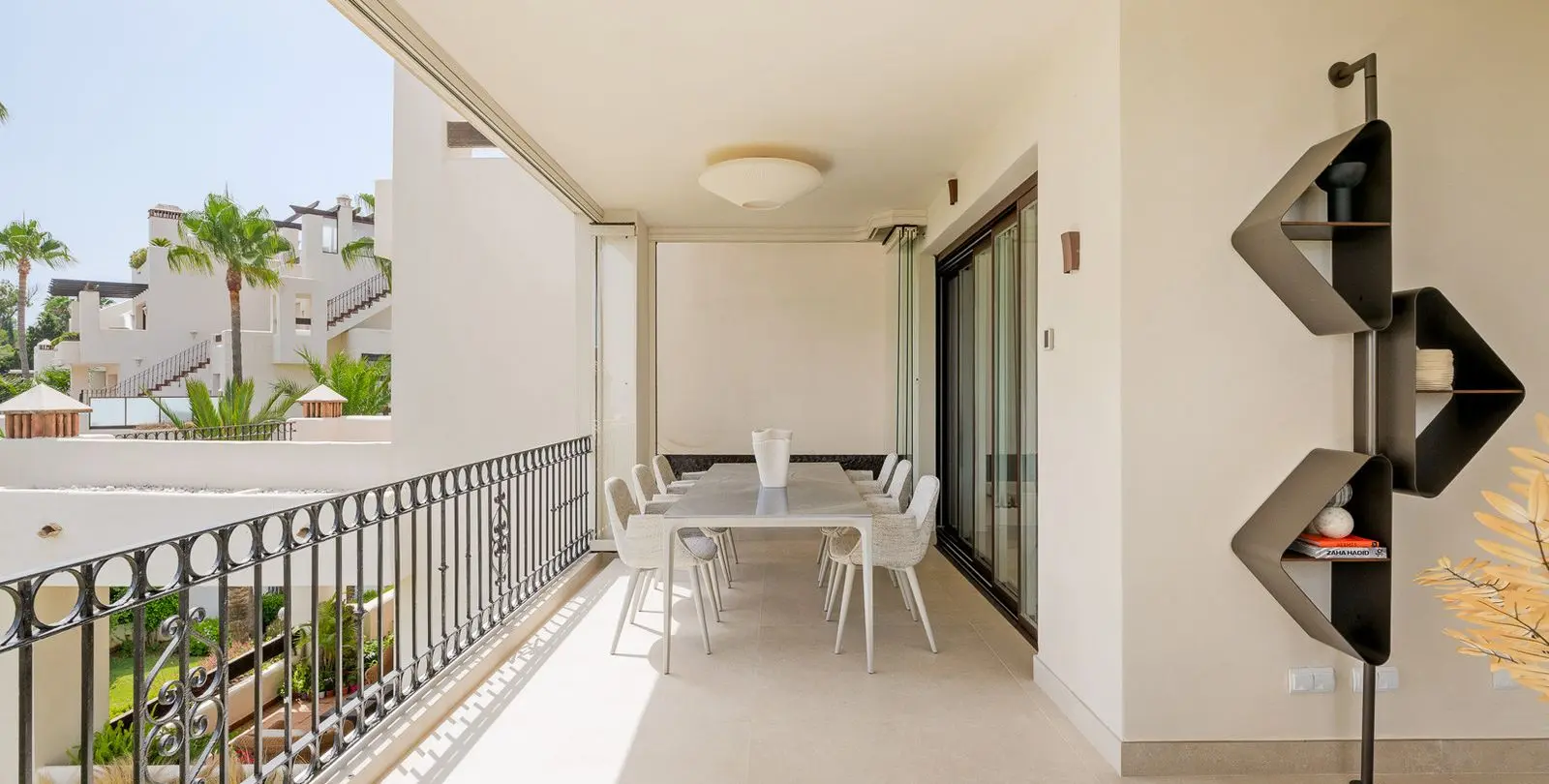 Venta de apartamento en planta media en Estepona 4