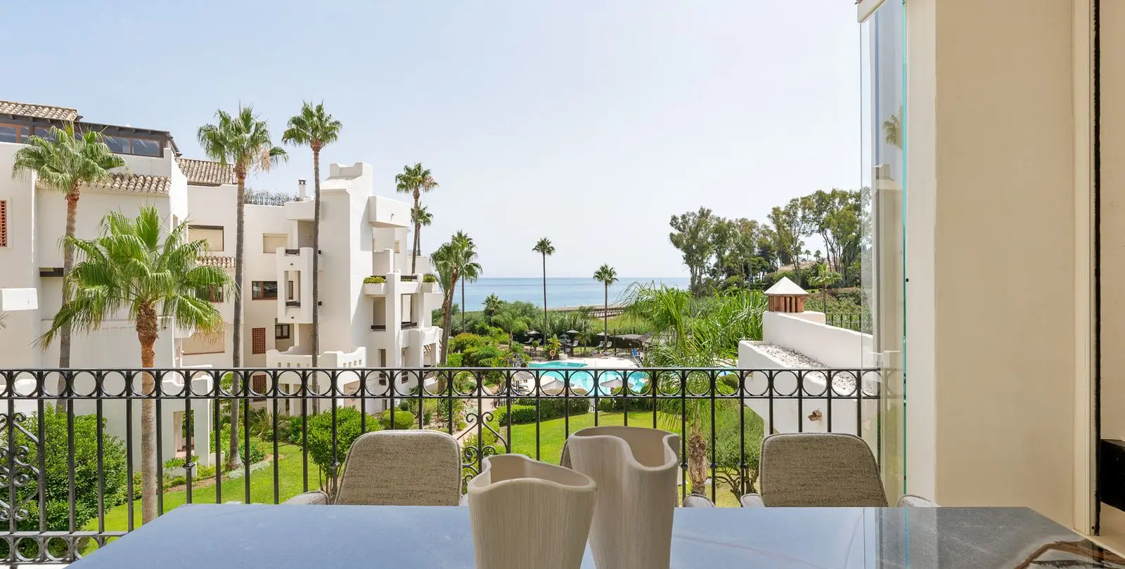 Venta de apartamento en planta media en Estepona 6