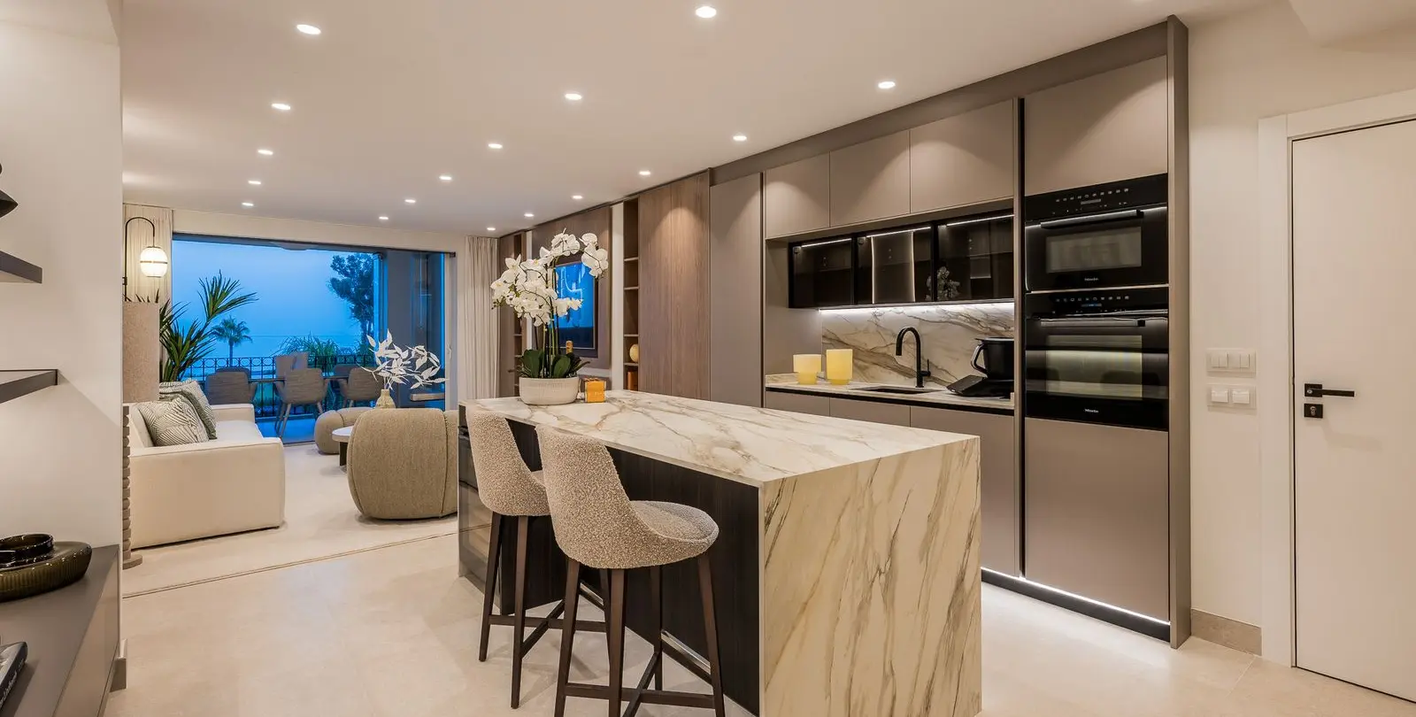 Venta de apartamento en planta media en Estepona 25