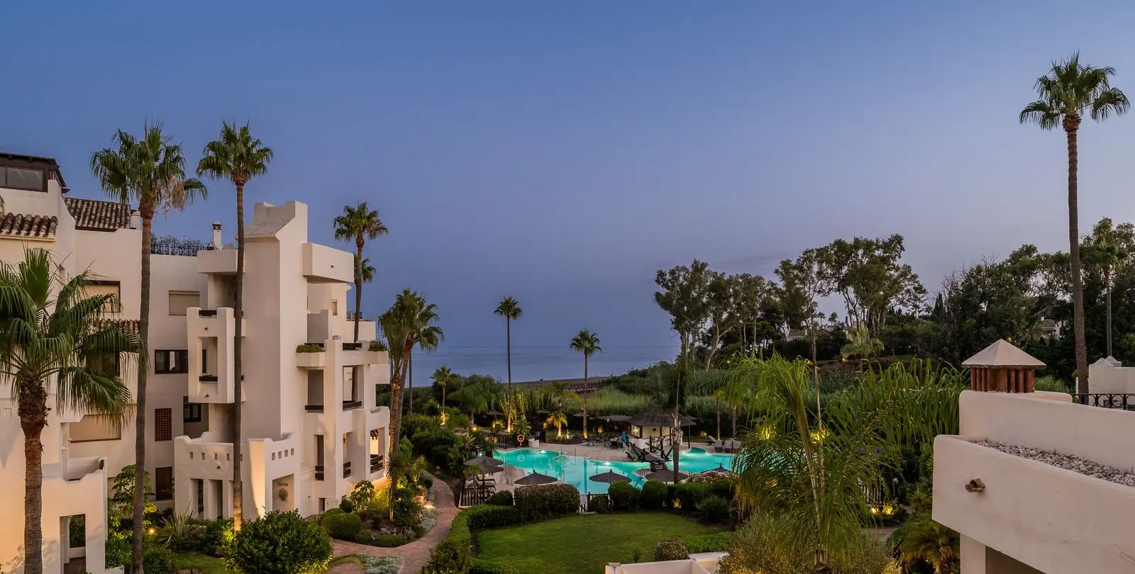 Venta de apartamento en planta media en Estepona 28