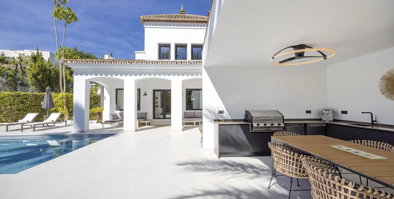 Venta de villa independiente en El Paraiso 14