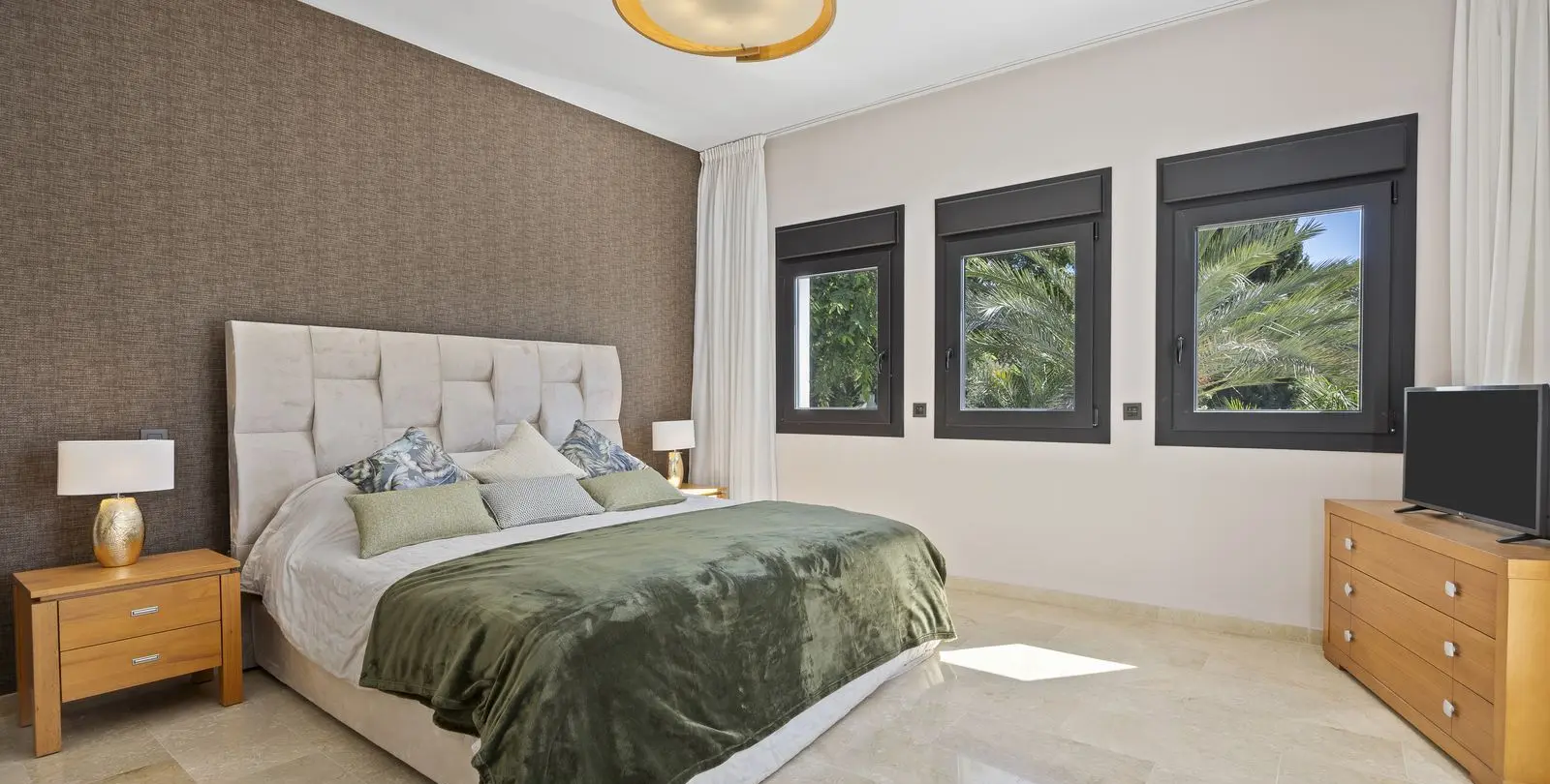 Venta de villa independiente en El Paraiso 28