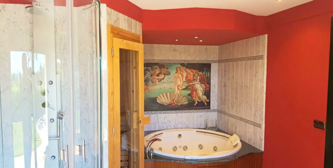 Sale of detached villa in Estepona 27