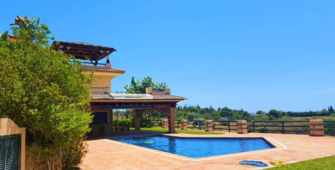 Sale of detached villa in Estepona 32