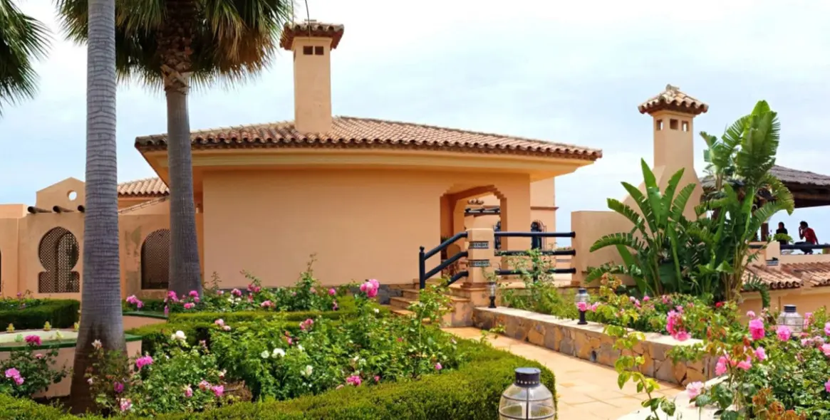 Sale of detached villa in Estepona 33