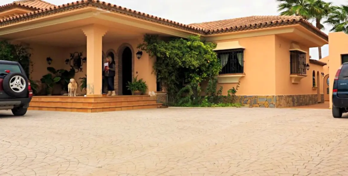 Sale of detached villa in Estepona 34