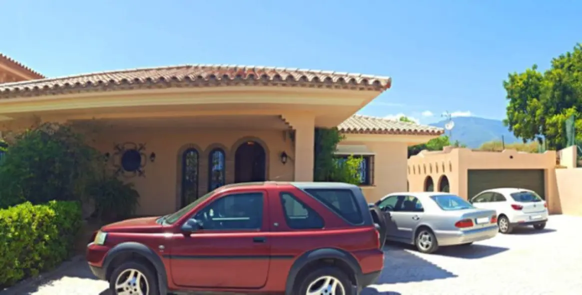 Sale of detached villa in Estepona 35