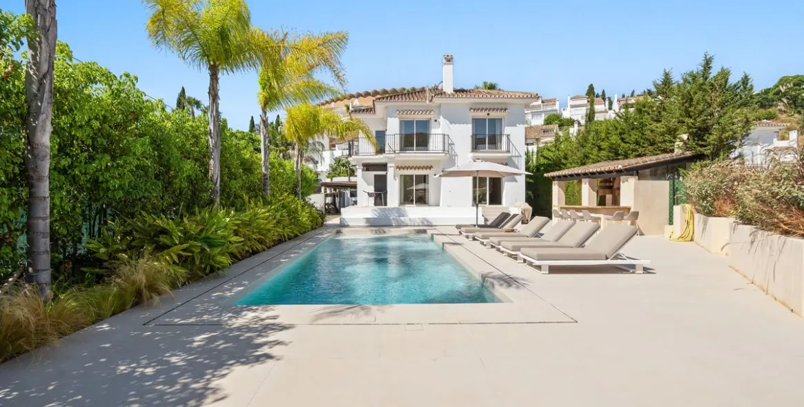 Venta de villa independiente en Nueva Andalucía 1