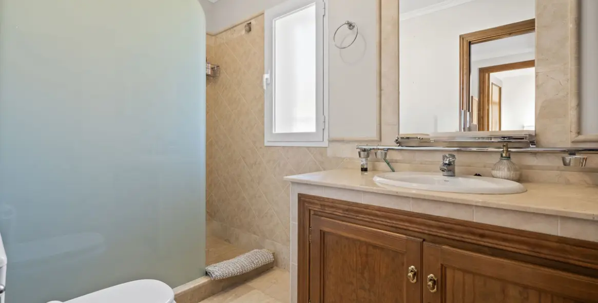 Venta de villa independiente en Nueva Andalucía 15