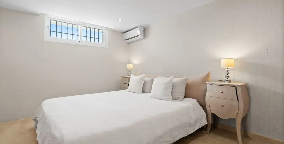 Venta de villa independiente en Nueva Andalucía 19