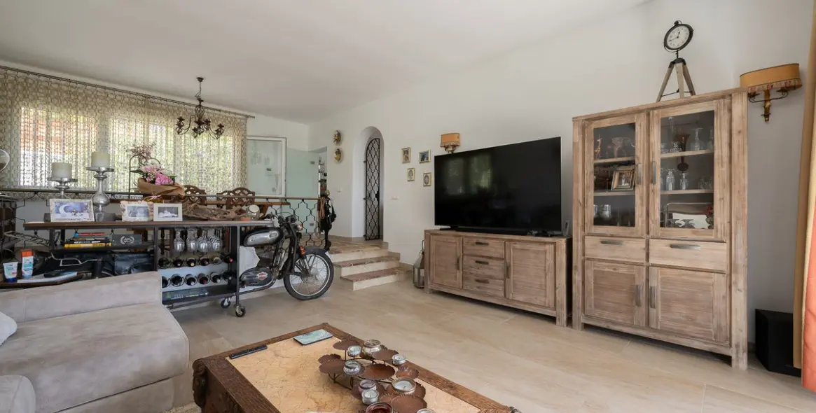 Продажа  отдельно стоящей виллы в Marbesa 14