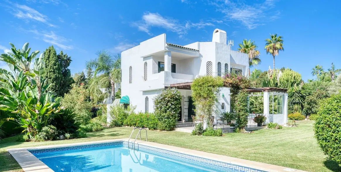 Venta de villa independiente en Nueva Andalucía 1