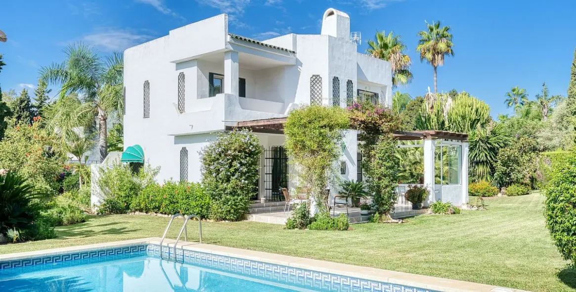 Venta de villa independiente en Nueva Andalucía 3