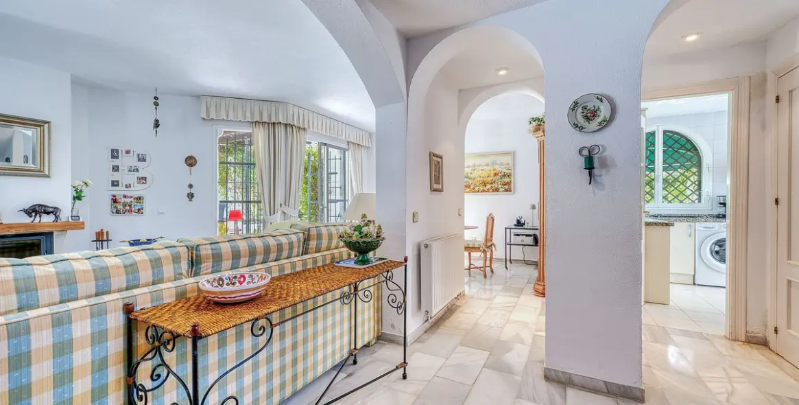 Venta de villa independiente en Nueva Andalucía 11