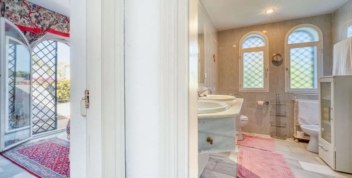 Venta de villa independiente en Nueva Andalucía 18