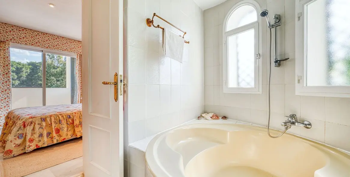 Venta de villa independiente en Nueva Andalucía 25