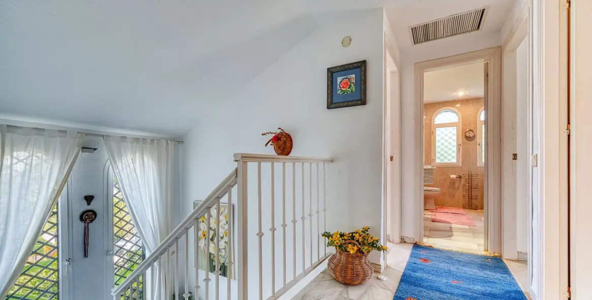 Venta de villa independiente en Nueva Andalucía 28