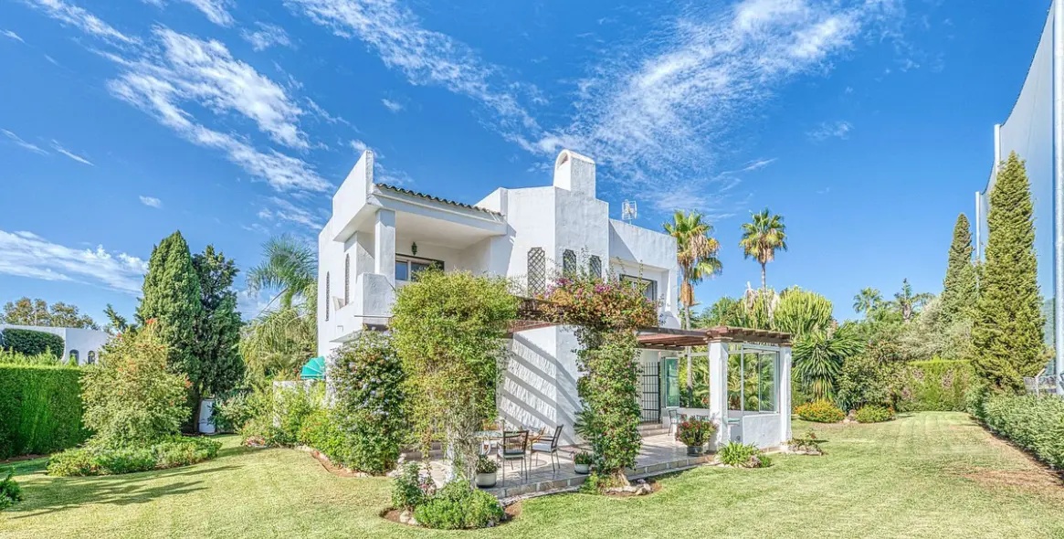 Venta de villa independiente en Nueva Andalucía 29
