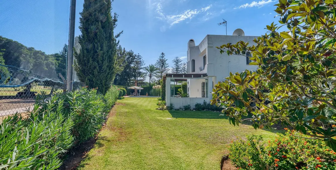Venta de villa independiente en Nueva Andalucía 35