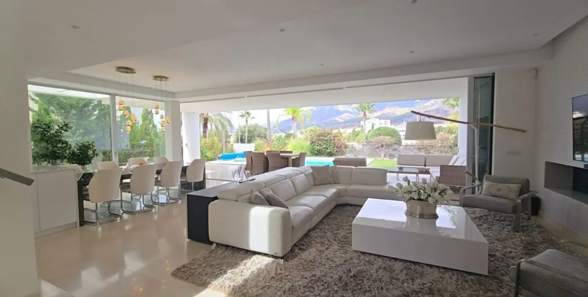 Продажа  отдельно стоящей виллы в Marbella East (район Río Real) 1