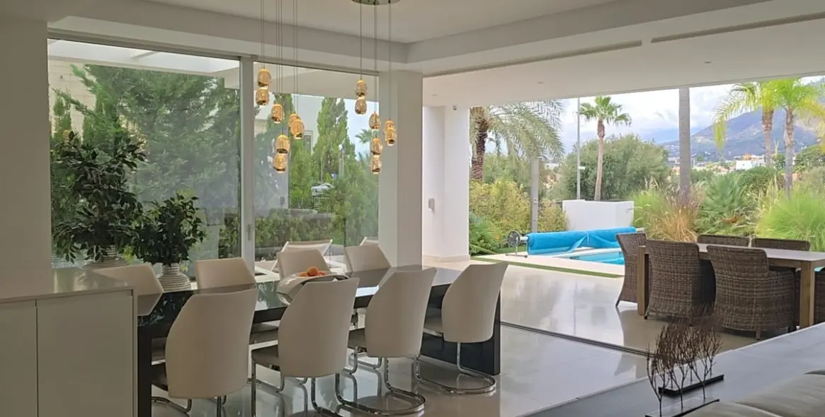 Продажа  отдельно стоящей виллы в Marbella East (район Río Real) 2