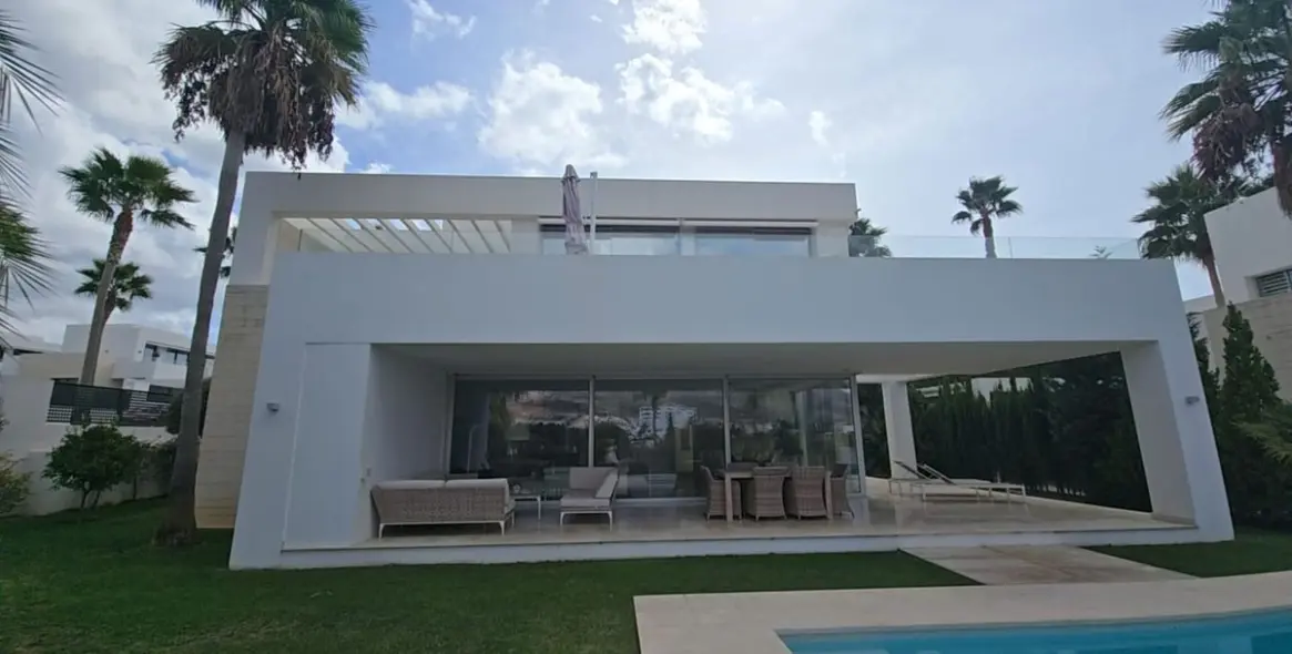 Продажа  отдельно стоящей виллы в Marbella East (район Río Real) 3